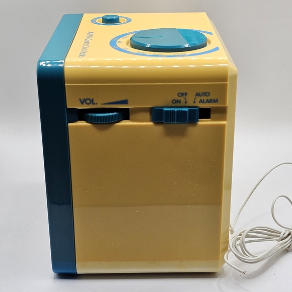 Bradley Time Donald Duck AM/FM Radio Alarm Clock Battery Operated Cube Working - Picture 5 of 8